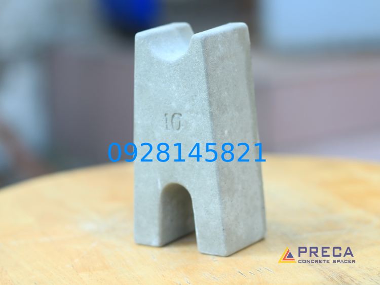 Mua cục kê bê tông mác cao hay con kê nhựa?