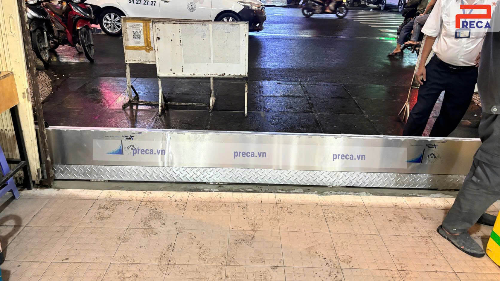 Cửa chống ngập tháo lắp Sơn Tinh do PRECA lắp đặt tại Chợ Bến Thành.